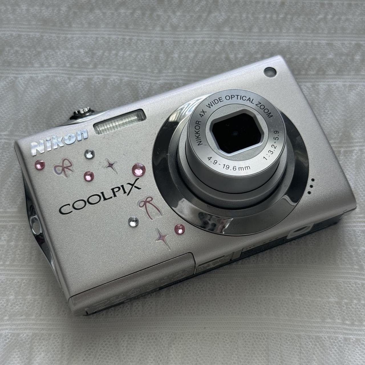 Pre-Owend Nikon Coolpix S4000 Digital Camera Bundle