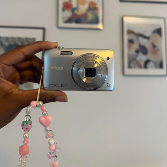 Pre-Owend Nikon Coolpix S3500 with 20.1 Megapixels 📸.