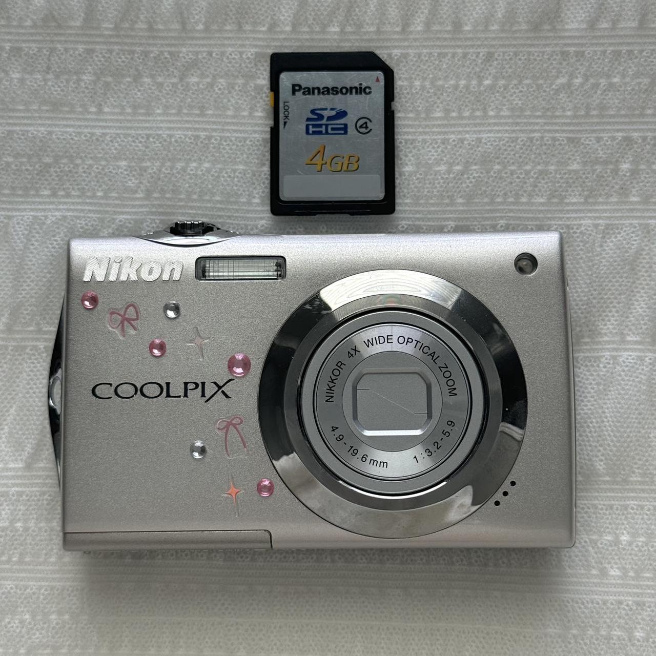 Pre-Owend Nikon Coolpix S4000 Digital Camera Bundle